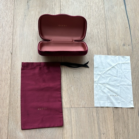 Gucci sunglasses - black with gold logo- MISSING ONE LOGO - Picture 4 of 8